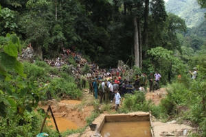 Vụ 3 phu vàng ngạt khí: Tìm thấy thi thể nạn nhân đầu tiên