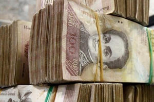 Venezuela ngừng lưu hành đồng 100 bolivar để "chống mafia"
