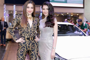 Hồ Ngọc Hà trẻ trung, rạng rỡ dù hơn Thùy Dung tận 12 tuổi