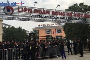 Vé “chợ đen” tung hoành với giá “cắt cổ”, VFF vô can?