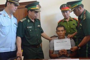 Liều lĩnh mang 4.000 viên hồng phiến qua cửa khẩu thì bị bắt