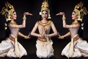 Trương Thị May mặc trang phục truyền thống nhảy điệu Apsara mừng tết Khmer