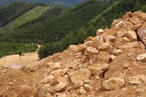 Núp bóng cải tạo vườn đồi, nhóm 'quặng tặc' đưa máy móc khai thác trái phép đá thạch anh ở Nghệ An