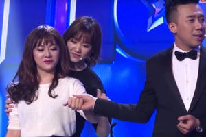 Trấn Thành thử thách đoán tay Hari Won trên sân khấu "Biến hóa hoàn hảo"