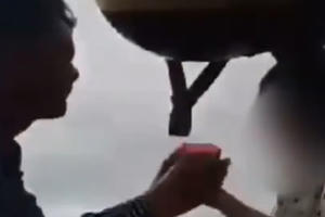 Xác minh clip người cha nghi ép con gái uống thuốc độc