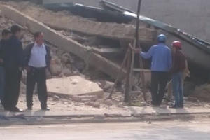 Quảng Ninh: Ngôi nhà ba tầng bất ngờ đổ sập, cả khu phố phát hoảng