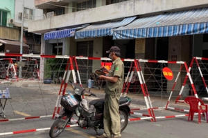 TP HCM họp khẩn: 60 người là F1 của bệnh nhân 1451 ở chung cư Sư Vạn Hạnh