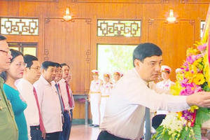 Lãnh đạo tỉnh Nghệ An dâng hương Chủ tịch Hồ Chí Minh