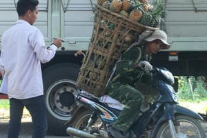 Người đàn ông đeo 130kg dứa trên vai đến bán khiến thương lái không tin vào mắt mình