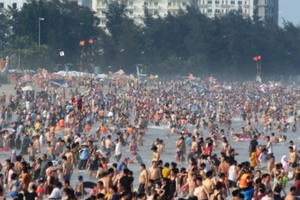 Hàng vạn người chen nhau chỗ đứng ở biển Sầm Sơn