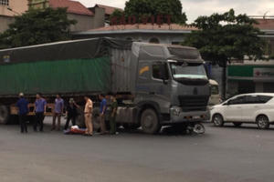 Thanh Hóa: Xe máy va chạm với xe đầu kéo, 2 người tử vong