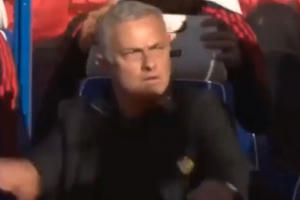 Hành động "nóng đầu" của "Người đăc biệt" trong trận hòa với Chelsea