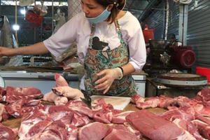 Tin kinh tế 6AM: Thịt lợn cao chót vót, chợ ế chưa từng có; Giá vàng dự báo tiếp tục tăng cao