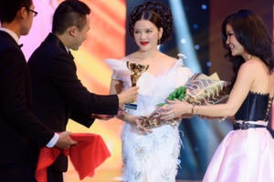 Lý Nhã Kỳ mặc đầm con công, lộng lẫy như bà hoàng trong Đêm hội chân dài 10