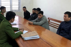 Nằm trên cáng cứu thương ở bệnh viện vẫn bị đánh