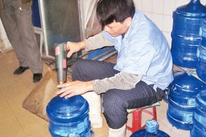 Hỗn loạn thị trường nước uống tinh khiết