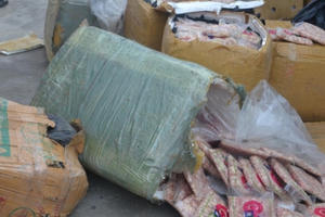 Bắt giữ xe tải chở 600 kg sụn gà không có nguồn gốc sản xuất