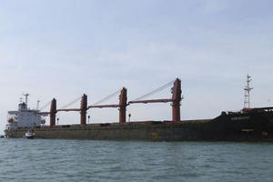 Căng thẳng gia tăng, ông Trump đổi giọng, Mỹ lần đầu bắt tàu Bình Nhưỡng