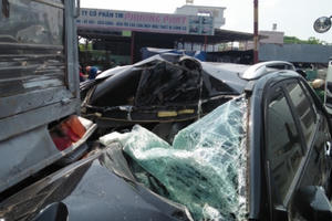 Va chạm liên hoàn, hai vợ chồng thoát chết nhờ túi khí