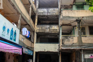 Người Sài Gòn sống trong chung cư xuống cấp, tường nhà nứt toác phải cột bằng dây kẽm, đổ sập bất cứ lúc nào