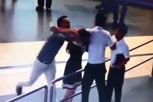 “Soái ca” cứu nữ nhân viên sân bay có bị xử lý vì hành vi gây rối trật tự?