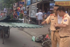 Hà Nội: Đạp xe trên đường cháu bé bị tôn cứa vào cổ tử vong