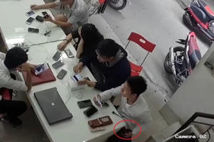 "Soái ca sơ mi trắng" ngang nhiên trộm điện thoại còn để lại ảnh "tự sướng"