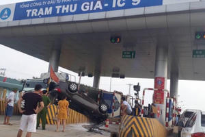 Clip khoảnh khắc xế hộp tông thẳng vào trạm thu giá