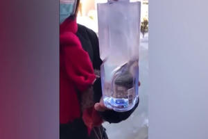 Trung Quốc lạnh âm 20°C, chai nước vừa mở đóng băng tức khắc