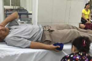 Tài xế taxi hung hãn đánh người khi bị nhắc nhở về điểm đỗ xe Tài xế taxi hung hãn đánh người khi bị nhắc nhở về điểm đỗ xe