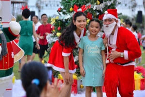 Đại tiệc giáng sinh "Đỉnh - Chất - Tuyệt" tại công viên ven sông lớn nhất Sài Gòn Đại tiệc giáng sinh "Đỉnh - Chất - Tuyệt" tại công viên ven sông lớn nhất Sài Gòn