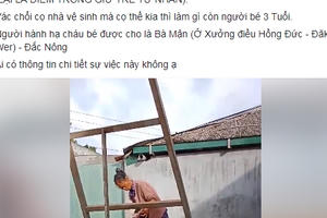 Xuất hiện cảnh một phụ nữ dùng chổi cứng vệ sinh cho cháu bé và dùng tay tát mạnh vào đầu