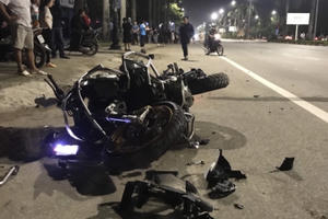 Ớn lạnh cảnh mô tô phân khối lớn văng xa hàng chục mét trong vụ tai nạn kinh hoàng