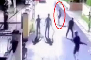 Video: Gã đàn ông hùng hổ vác dao vào trụ sở chém cán bộ Công an bị thương