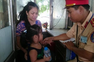 CSGT kịp thời cứu một người phụ nữ nhảy cầu Chương Dương