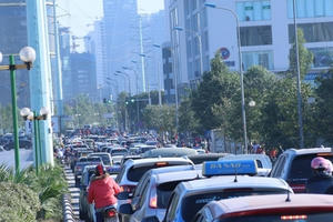 Tắc đường nghiêm trọng dọc lộ trình tuyến buýt nhanh sắp hoạt động ở Hà Nội