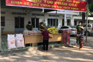 TP Biên Hòa: Công an phường An Hòa trao quà cho người dân khó khăn