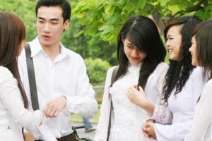 Giáo dục giới tính học đường - học sinh đang tự “bơi” ngoài “vùng cấm”