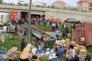 Xe container chở hàng chục tấn bột ngọt bị tàu hoả tông nát bét