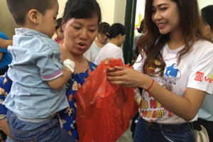 Hoa khôi sinh viên Hà Nội mang nụ cười đến với bệnh nhi Bệnh viện Đống Đa