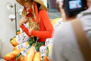 Ngỡ ngàng khi Hoa hậu H'hen Niê diện trang phục có cả rổ bánh mì