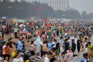 Du khách ùn ùn đổ về Sầm Sơn dịp nghỉ lễ 30/4 – 1/5