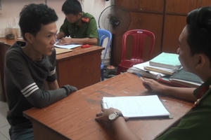 TPHCM: Táo tợn xông vào nhà cướp túi xách