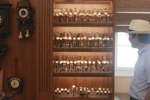 Bộ sưu tập đồng hồ cổ, có khả năng dự báo... bão tại Hà Nội