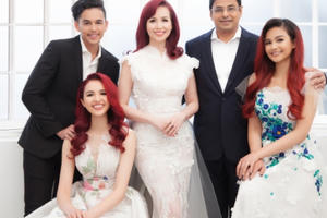 Gia đinh Hoa hậu Diệu Hoa hạnh phúc trong bộ ảnh cưới kỷ niệm 25 năm Gia đinh Hoa hậu Diệu Hoa hạnh phúc trong bộ ảnh cưới kỷ niệm 25 năm