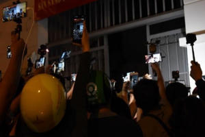 Cuồng livestream “đánh rơi” tình người