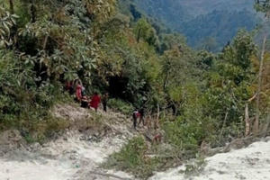 Sơn La: Xe tải mất lái lao xuống vực, 2 người thương vong