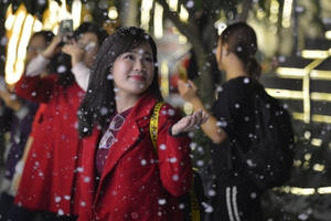 Giới trẻ Hà Thành háo hức với cơn mưa tuyết như mùa đông châu Âu