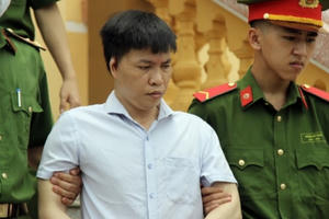 Xét xử vụ sửa điểm thi ở Hòa Bình: "Nhận tội một mình, vợ con sẽ có người lo"