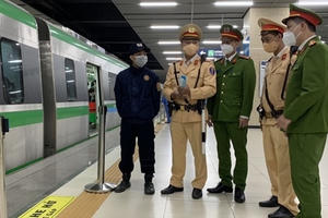 Lắp máy quét QR code trên tuyến Cát Linh - Hà Đông